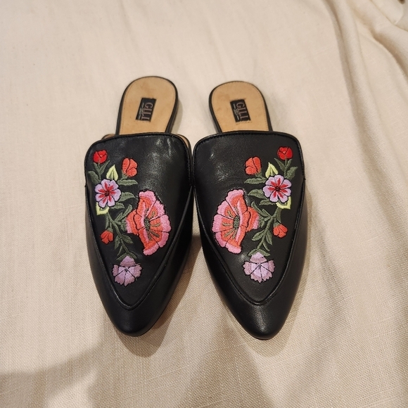 G.I.L.I black leather embroidered Mule womens size 5 EUC - Picture 1 of 6